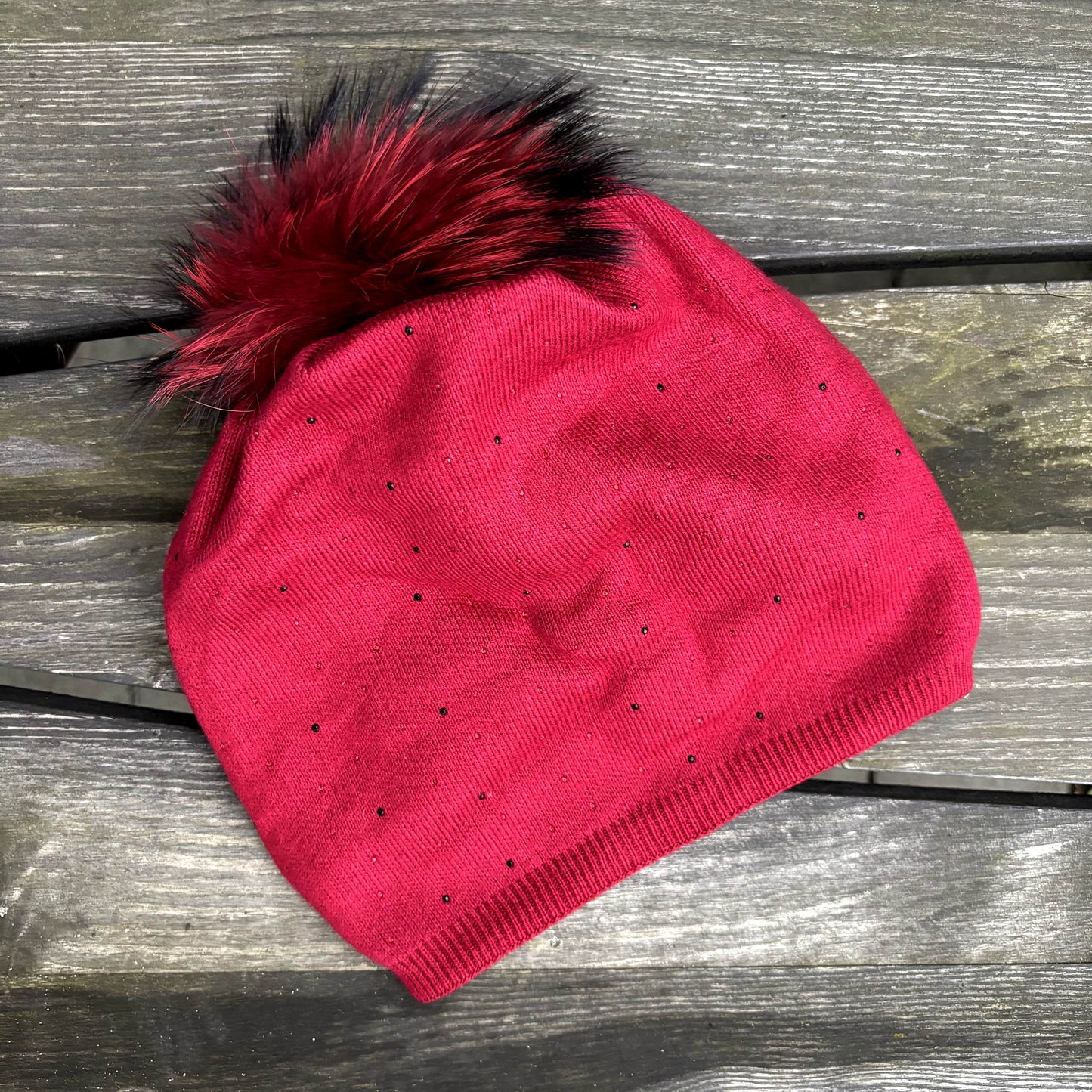 Haube W24-1 Rot mit Strasssteinen