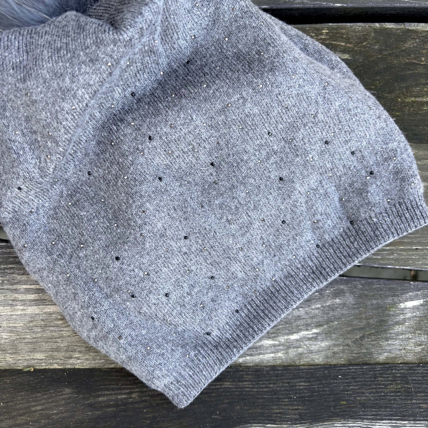 Haube W24-1 Grau mit Strasssteinen