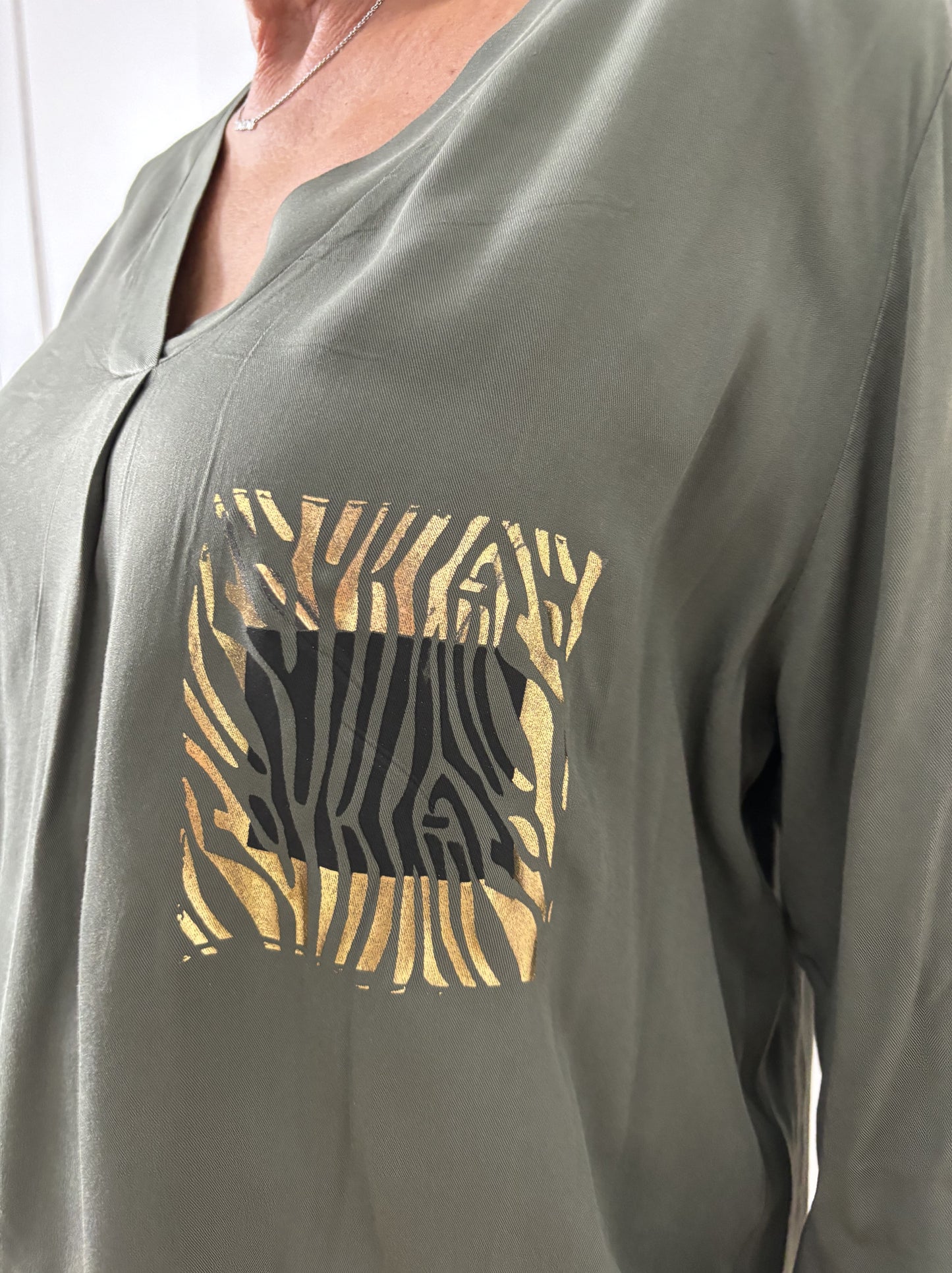 Bluse mit Zebradetail Olivegrün