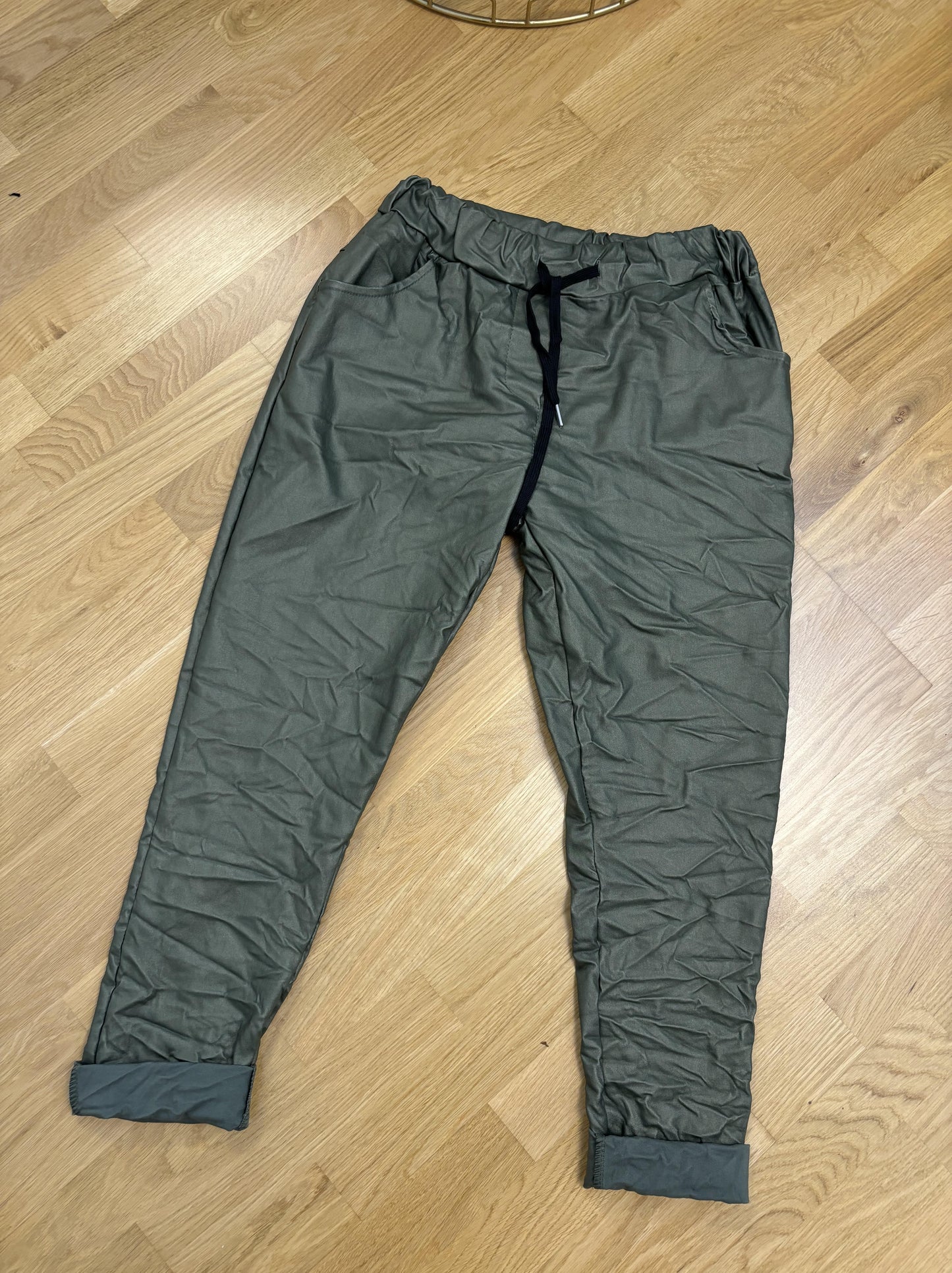 Jogpants/Stoffhose Lederimitat Olivegrün