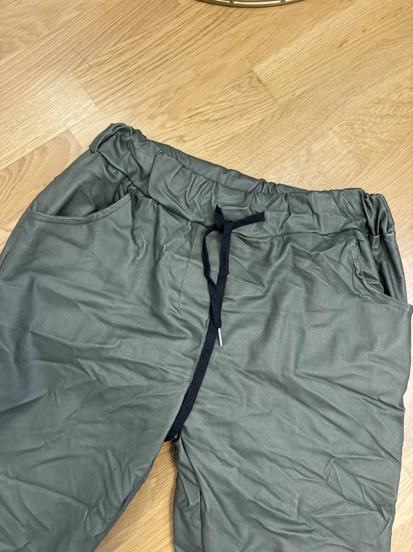 Jogpants/Stoffhose Lederimitat Olivegrün