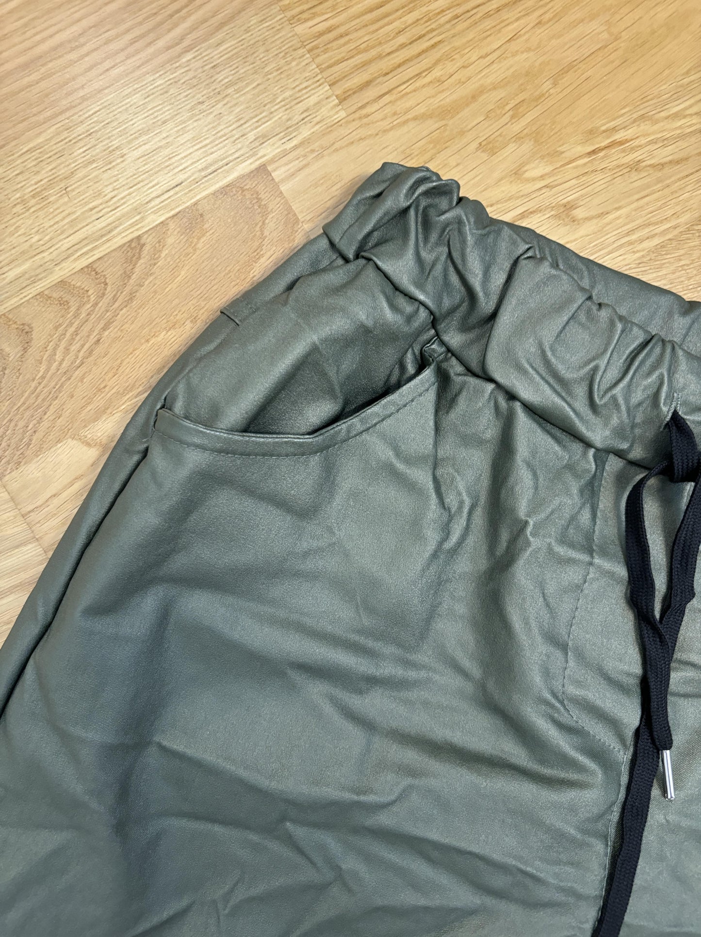 Jogpants/Stoffhose Lederimitat Olivegrün