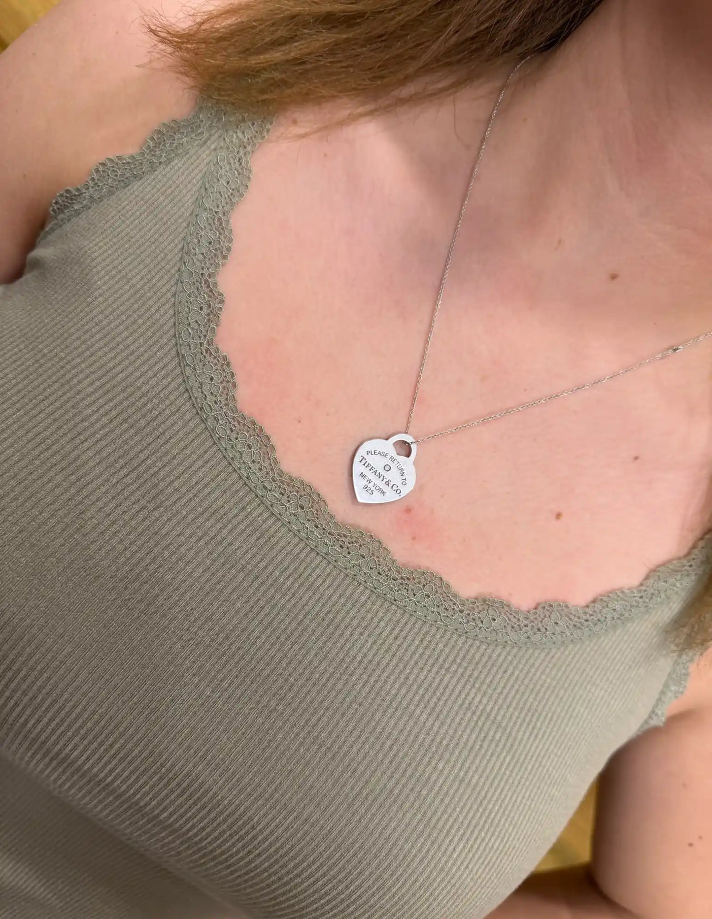 Trägertop mit Spitze Olivegrün
