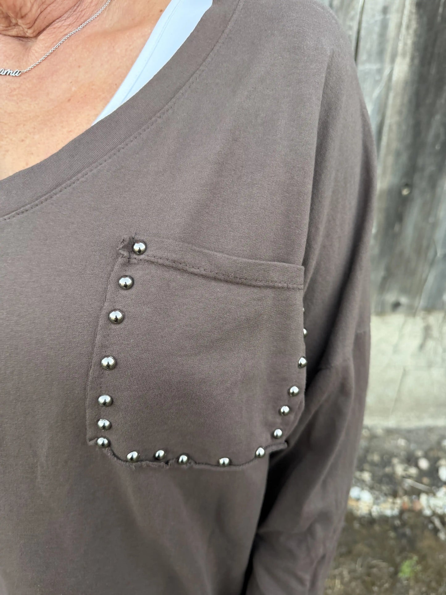 Langarmshirt "Nietentasche" Schokobraun