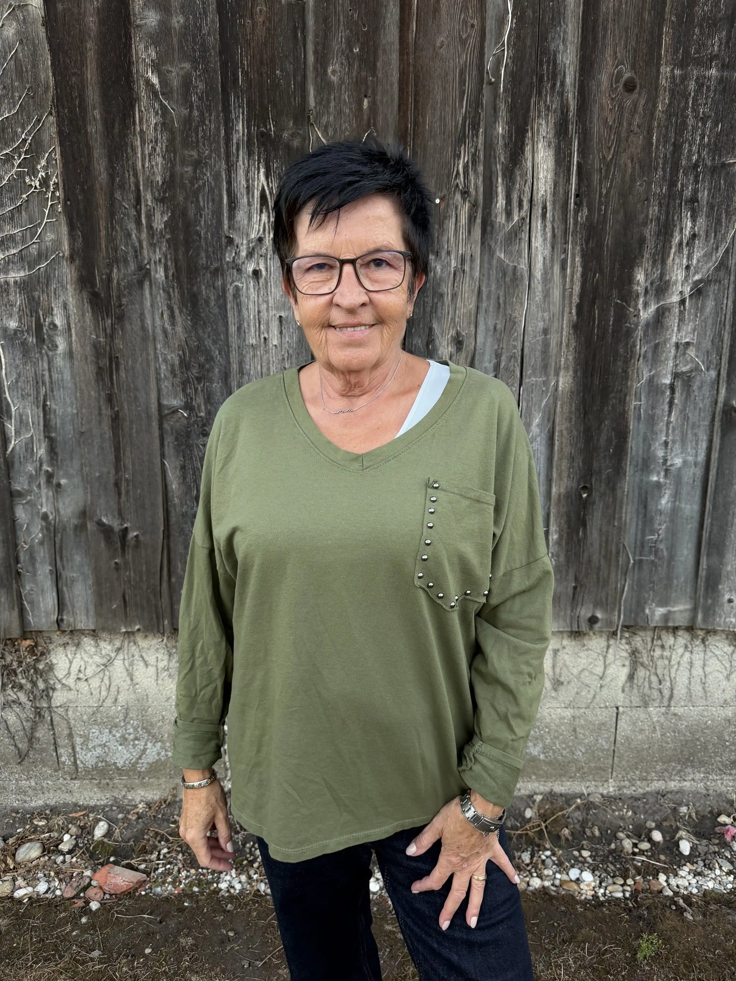 Langarmshirt "Nietentasche" Olivegrün