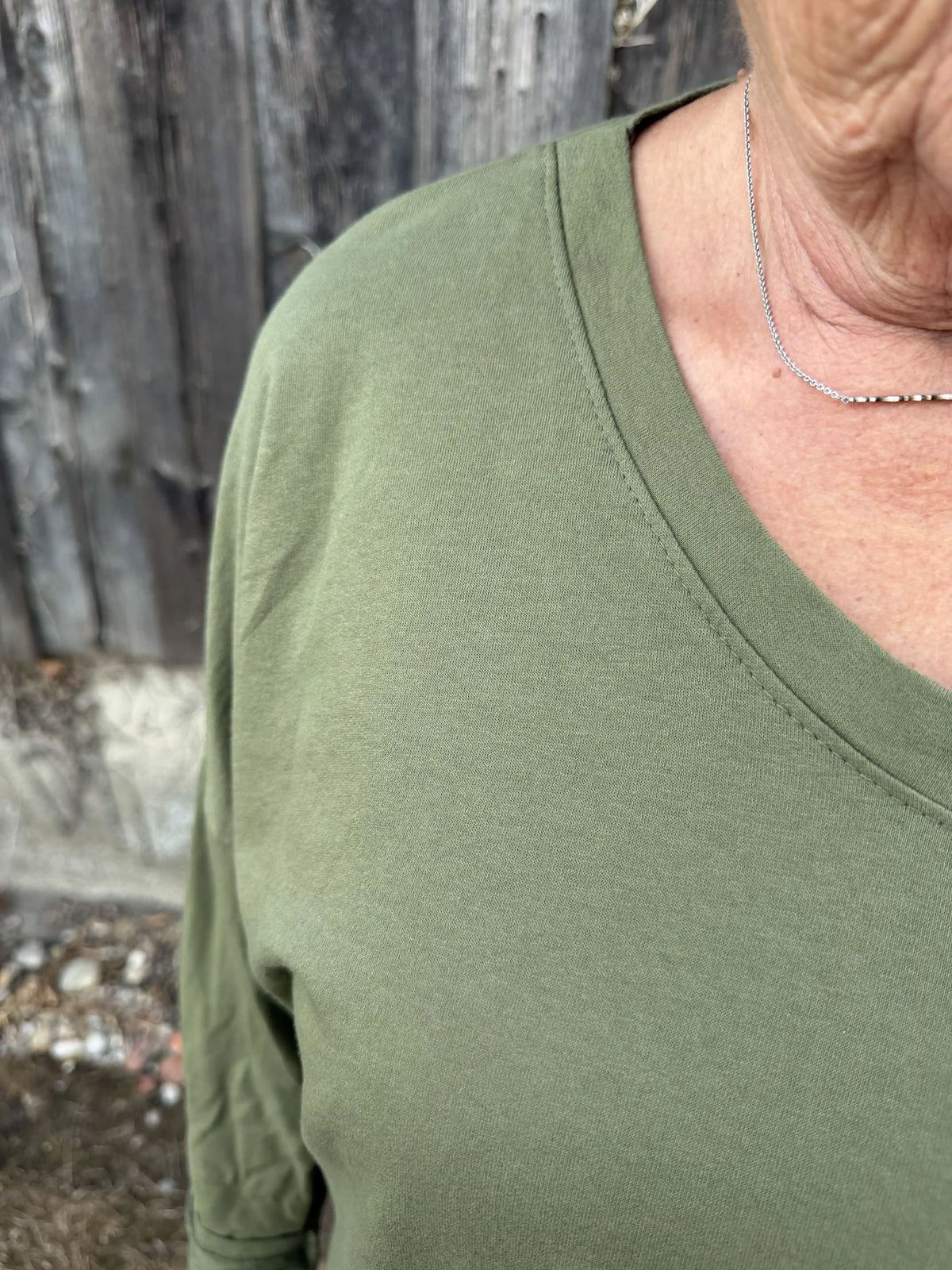 Langarmshirt "Nietentasche" Olivegrün