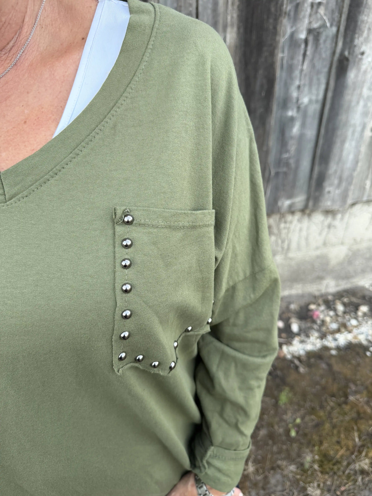 Langarmshirt "Nietentasche" Olivegrün