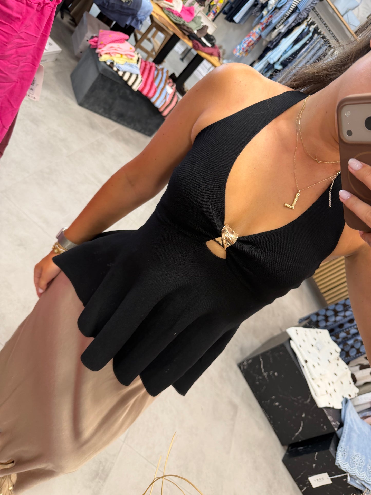Top "Feminine" Schwarz