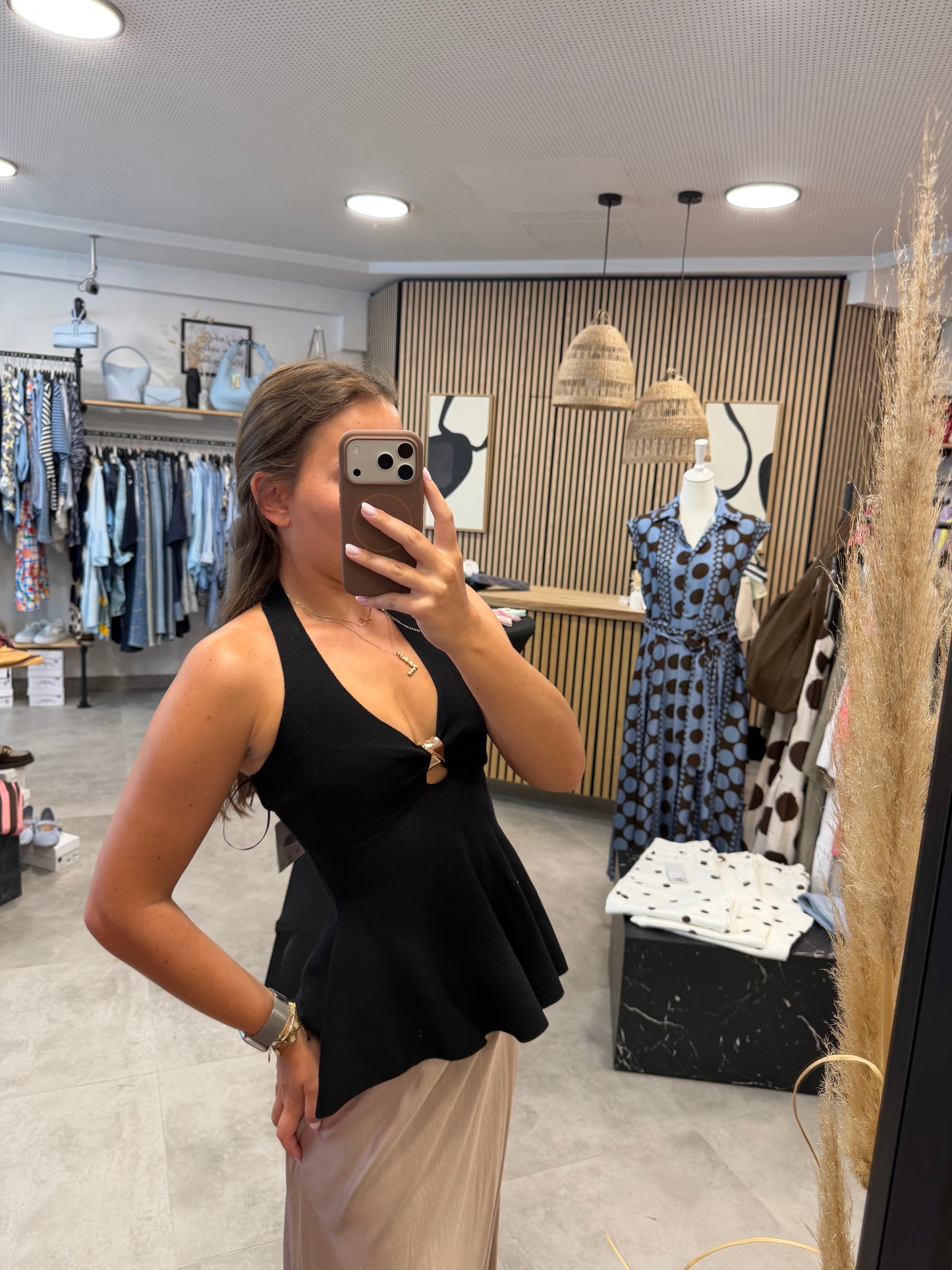 Top "Feminine" Schwarz