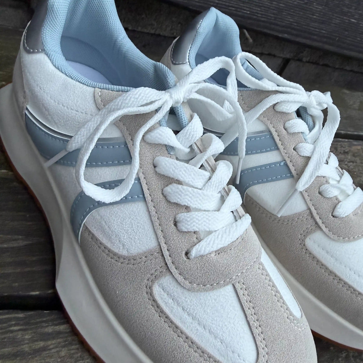 Sneaker "Blue Stripe Beige"
